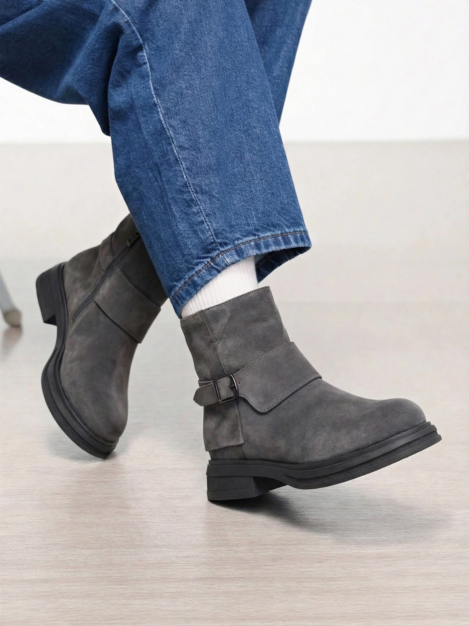 Ботинки серого цвета на среднем широком каблуке